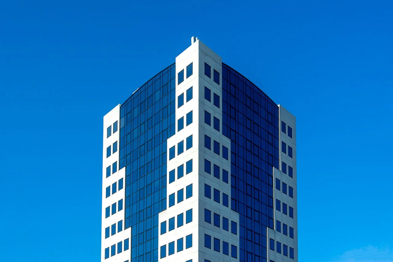 Kumsay — modern ofis binası cephesi